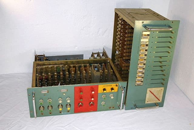 640px-Kraftwerk_Vocoder_custom_made_in_early1970s